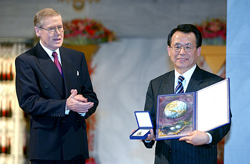 Han Seung-soo, President of the U.N. General Assembly, receiving the Nobel Peace Prize